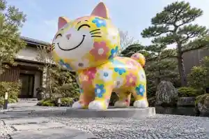 Flower pattern cartoon cat sculpture in fibreglass in a private Japanese garden
