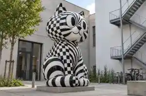 Detail of the optical stripe pattern across the head of a cartoon tabby sculpture