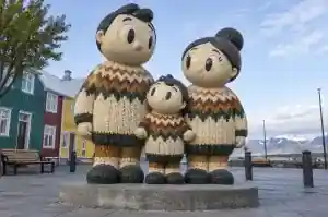 Detail of the knitted stitch bands and ribbed cuffs on a cartoon family sculpture